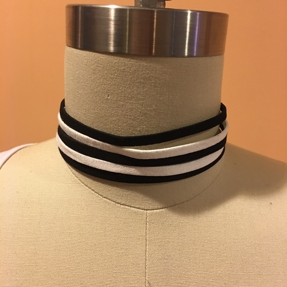 🆕 Black and White Faux Suede Choker - Picture 2 of 3