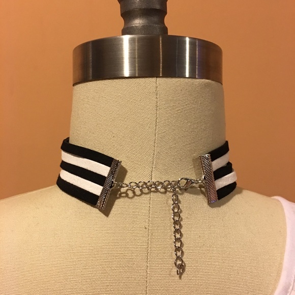 🆕 Black and White Faux Suede Choker - Picture 3 of 3