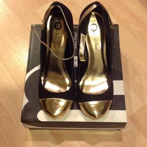 Michael Antonio black suede heels