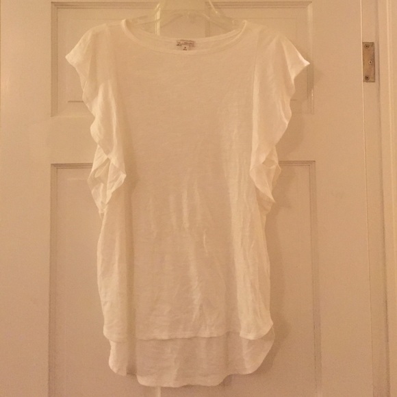 Gap white tee with ruffled sleeves