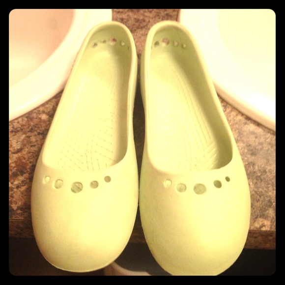 SIZE 7 LIGHT GREEN CROCS