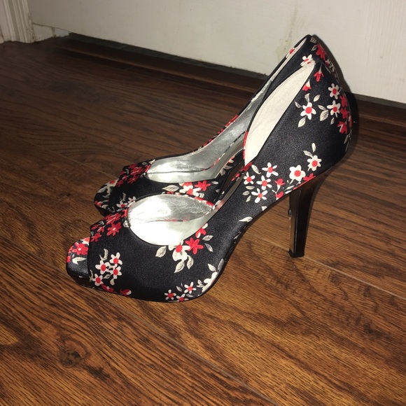 Jessica Simpson floral black red and white shoes - Picture 3 of 3