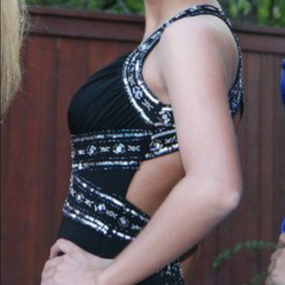 Hailey Logan by Adrianna Papell Prom dress. - Picture 2 of 2