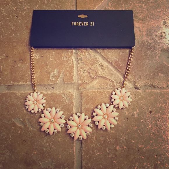 Gold/peach flower necklace - Picture 1 of 2