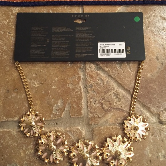 Gold/peach flower necklace - Picture 2 of 2