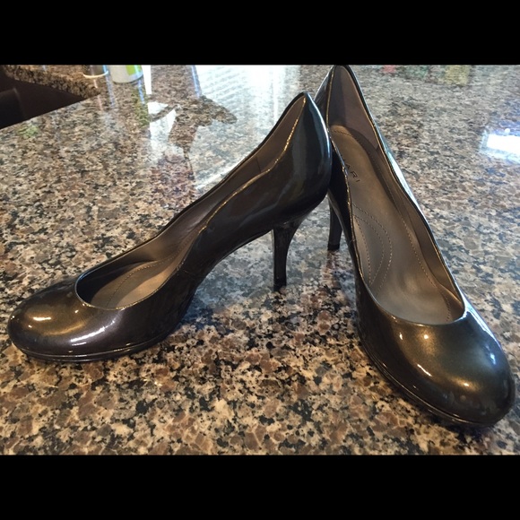 Tahari patent grey heels