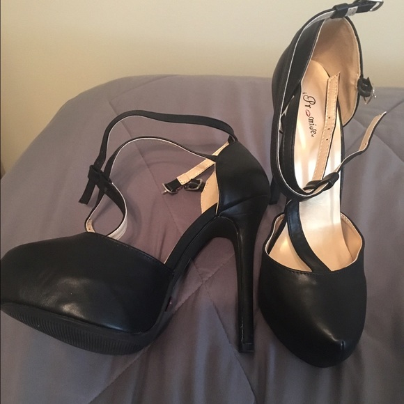 Black pumps