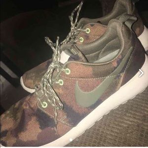 SOLD ON MERC‼️ Nike roshe