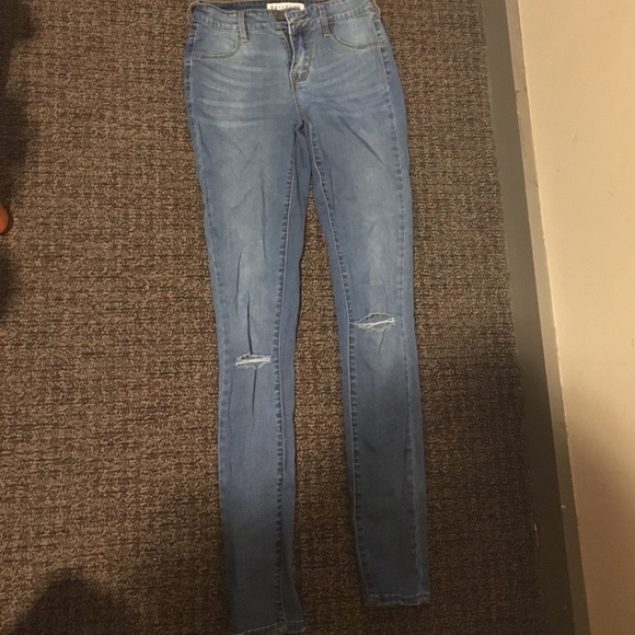Distressed knee, medium wash, bullhead jeggings