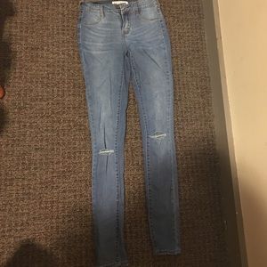 Distressed knee, medium wash, bullhead jeggings