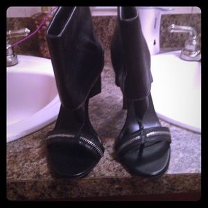 SIZE 7.  UNIQUE BLACK JESSICA SIMPSON HIGH HEELS!