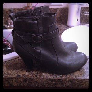 SIZE 7.5 GREY LEATHER SHORT BOOTS BY MADDEN GIRL
