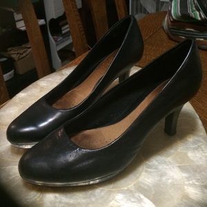 Get 'em while they're hot! Solid work pumps! ☦