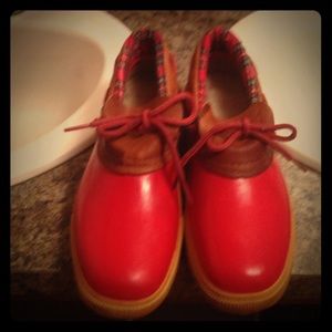 SIZE 7 EDDIE BAUER WATER PROOF SHOES