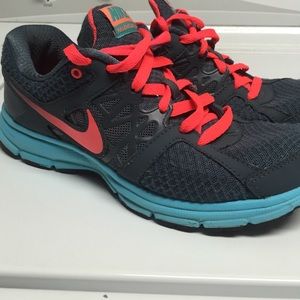 Nike relentless 2 tennis shoes size 7.5
