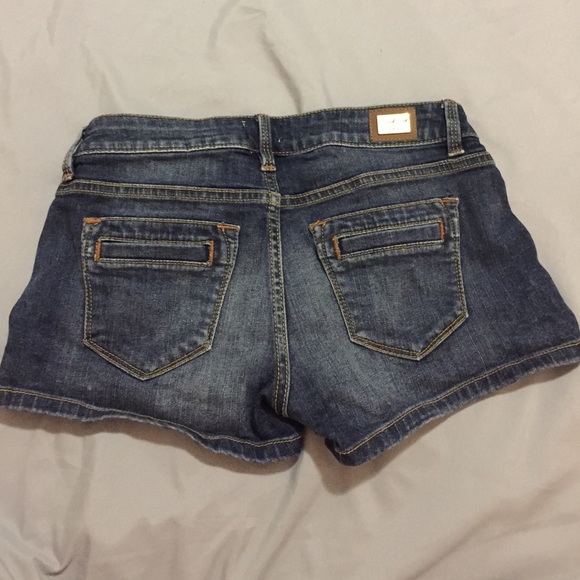 •Low Rise Jean Shorts• - Picture 2 of 2