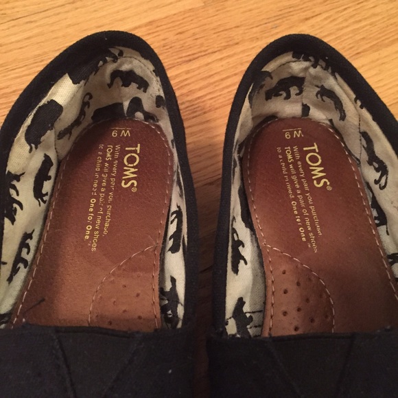 TOMS black canvas slip-ons - Picture 2 of 4