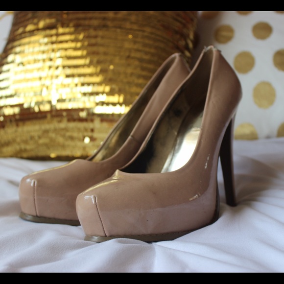 Nude Vera Wang Pumps