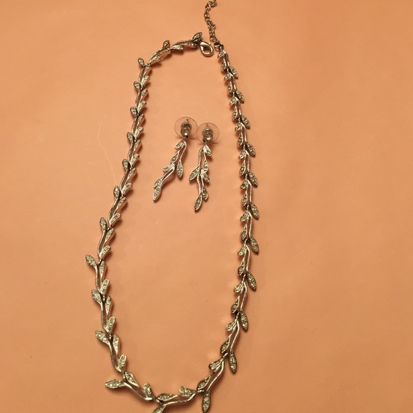 Necklace & earring set