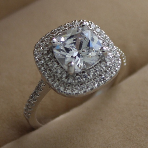 Victoria Weick Faux Diamond Ring Size 6 - Picture 3 of 3