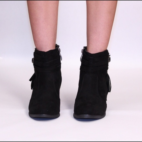 CARLY - Picture 2 of 4