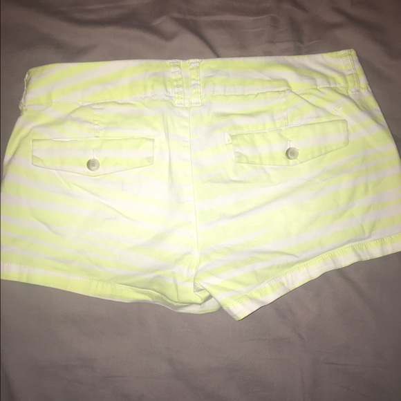 Stripped Khaki Shorts - Picture 2 of 4