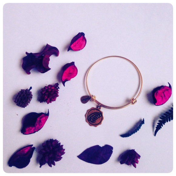 Bella Ryann "Q" Initial Bracelet