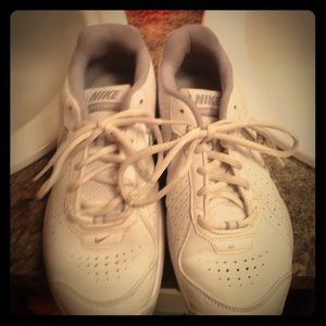 SIZE 7.5 WHITE NIKE TENNIS SHOES