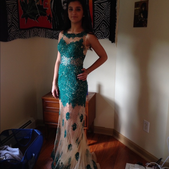 Gown - Picture 3 of 4