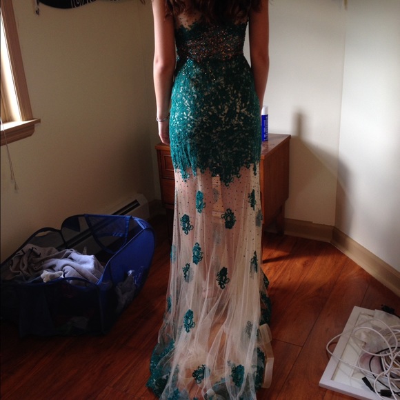 Gown - Picture 4 of 4
