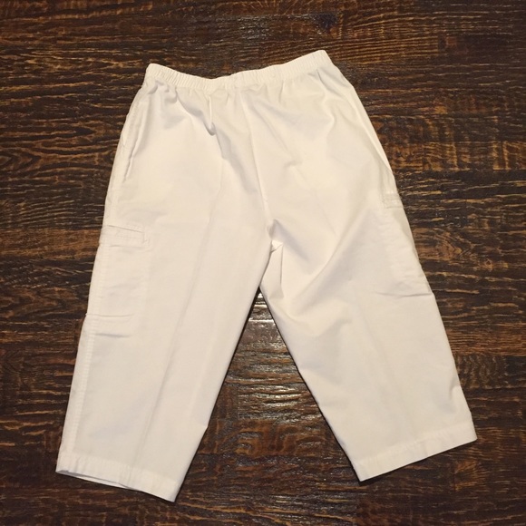 ❌SOLD‼️❌ VINTAGE High-Waisted White Cargo Capris - Picture 2 of 2