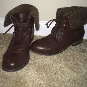 Ankle boots with a sweater border