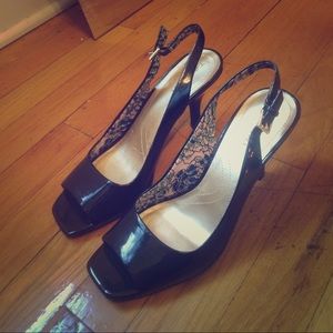Tahari new (Robin) navy patent kitten heel
