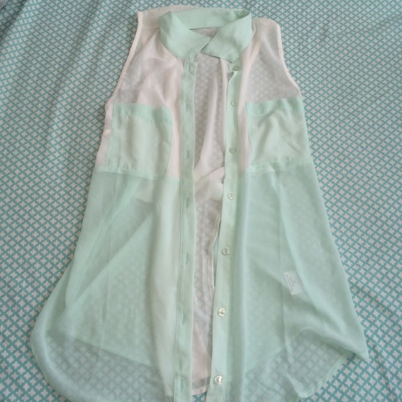Sleeveless shirt