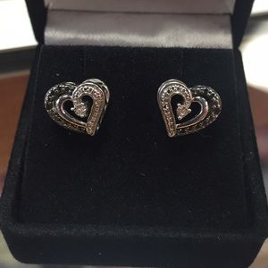 ❌❌SOLD❌❌ sterling silver heart stud earrings w/ bl