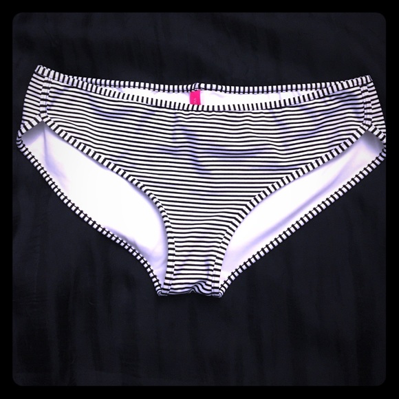 NWOT Black & white VS hipster swim bottoms