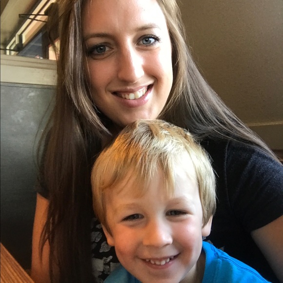 Meet your Posher, Stephanie - Picture 2 of 8