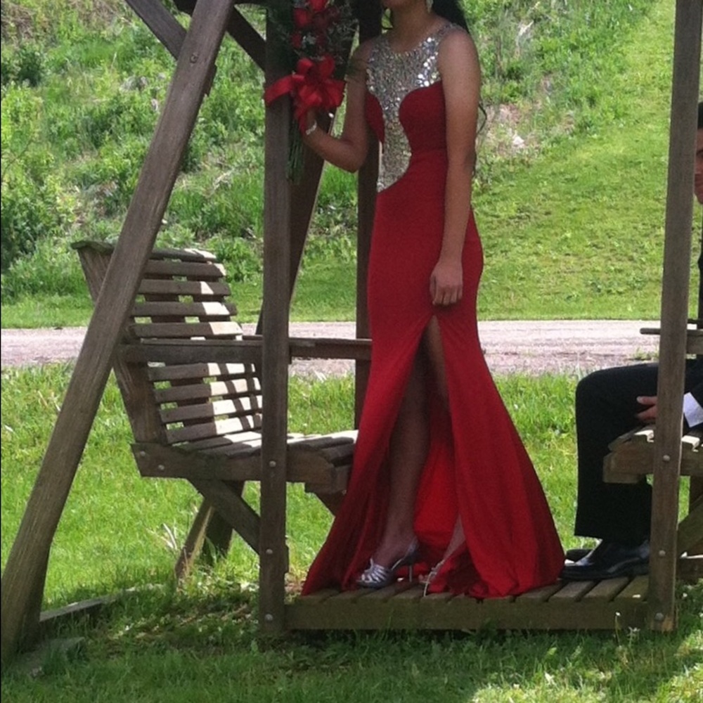 Jovani size 2 (up to a 6 bc it's stretchy)