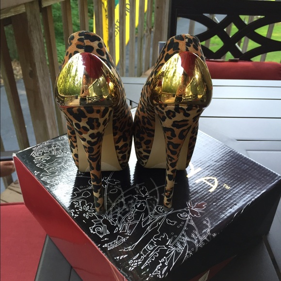 Leopard Print Pumps - Picture 3 of 4