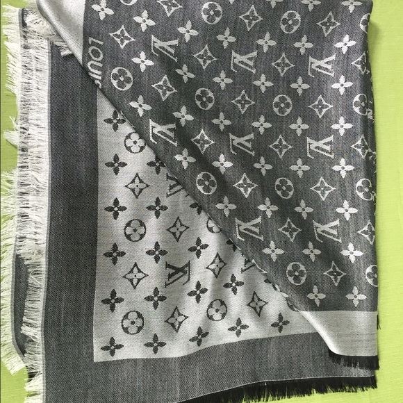 AUTHENTIC Louis Vuitton shawl/scarf