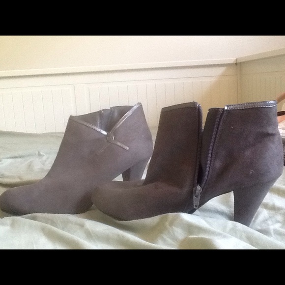 Adorable grey booties sz 8.5 DONATING SOON