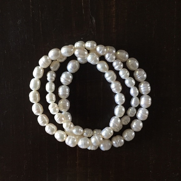 Cultured Pearl Necklace, Earrings, and Bracelets - Picture 3 of 4