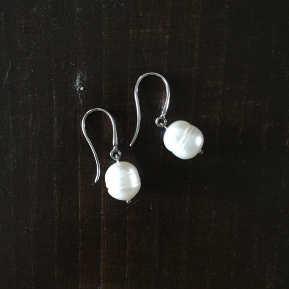 Cultured Pearl Necklace, Earrings, and Bracelets - Picture 4 of 4