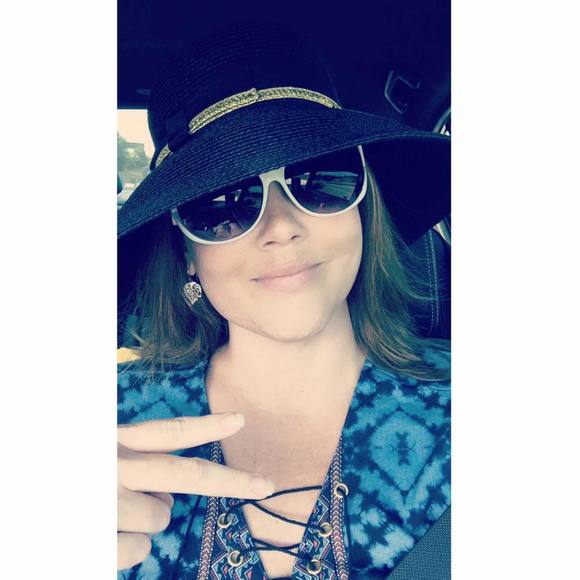 Meet your Posher, Becca - Picture 1 of 1