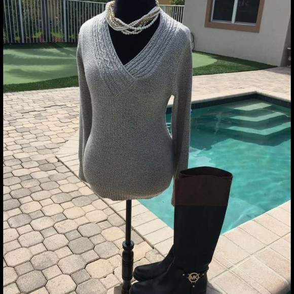 Romantic V-neck Sweater - Picture 2 of 4