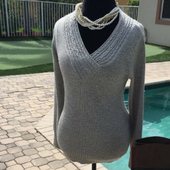Romantic V-neck Sweater - Picture 3 of 4