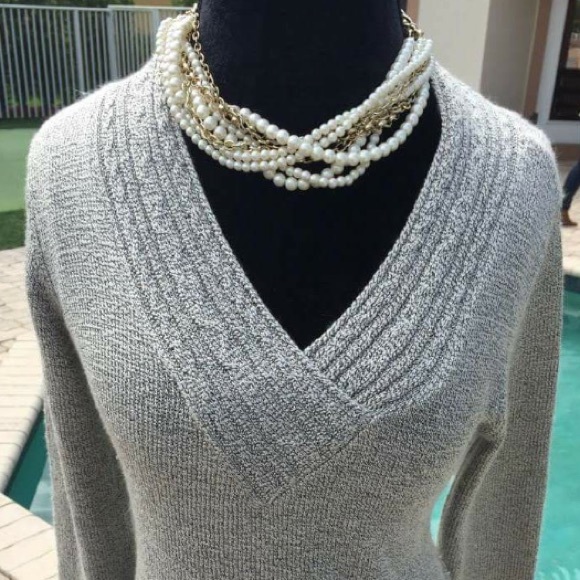 Romantic V-neck Sweater - Picture 4 of 4