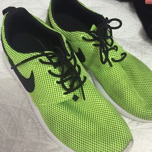 Green/black Nike Roshe