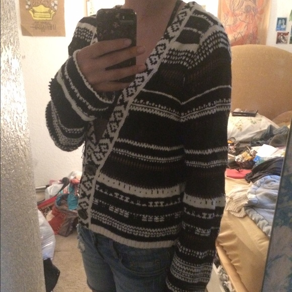 DONATING: Patterned Cardigan. - Picture 2 of 3