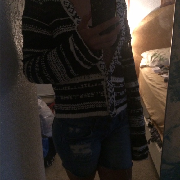 DONATING: Patterned Cardigan. - Picture 3 of 3